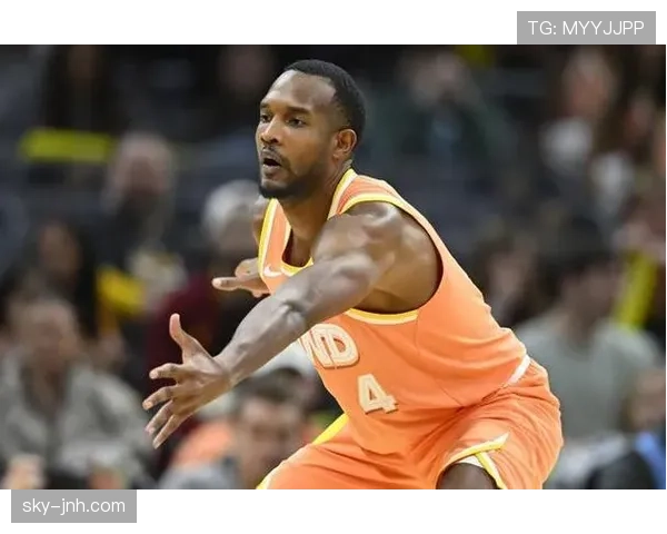 埃文·莫布里内线防守拉开空间助火箭提升篮下效率