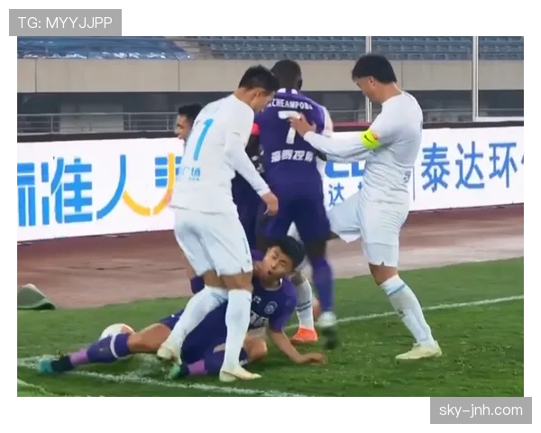 故意踢人犯规判罚标准详解，裁判如何界定意图与严重性