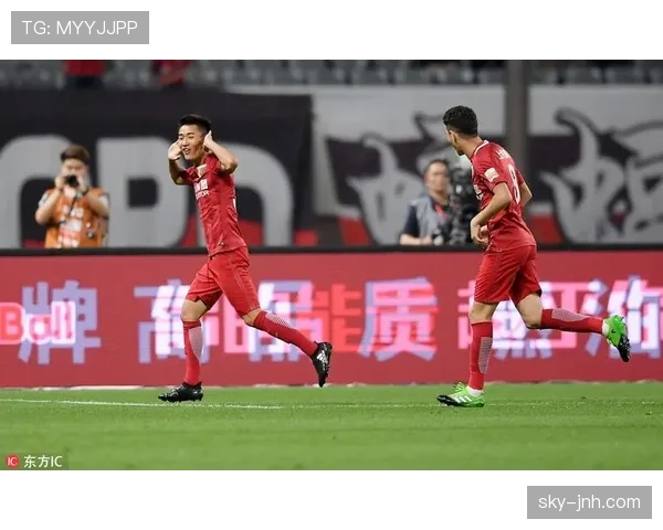 阿尔维斯与卡瓦哈尔:边路推进重心从传中转向内切 阿尔维斯与卡瓦哈尔:边路推进重心从传中转向内切